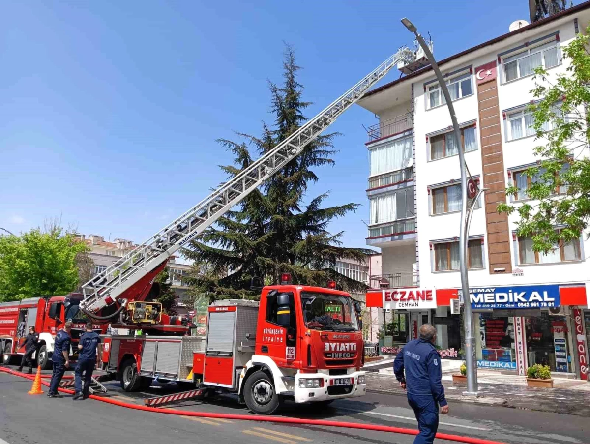 Mamak'ta 4 Katlı Apartmanın Çatısında Yangın Çıktı