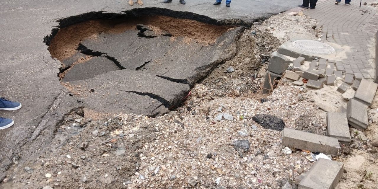 Ankara'da Sağanak Yağış Nedeniyle Çöken Yola Araç Düştü!