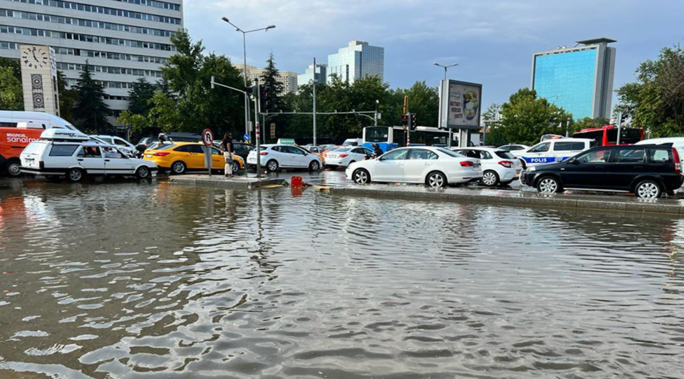 Ankara'da Dün Gece Sağanak Etkili Oldu