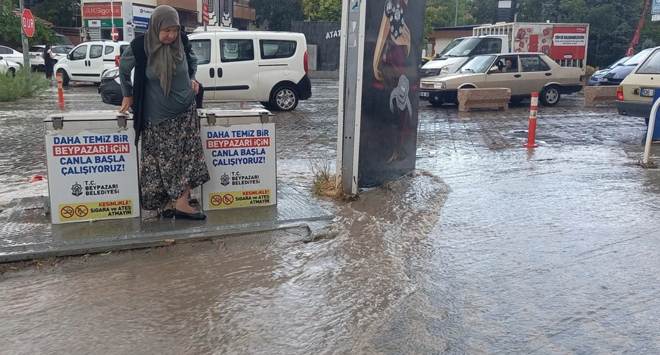 Ankara'da sağanak yağış sokakları göle çevirdi