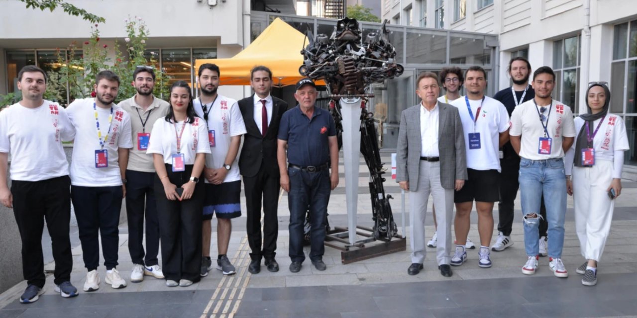 Atıklar sanat eserine dönüştü! Başkan Şahin’den “Sürdürülebilir Dünya “Sergisi’ne ziyaret