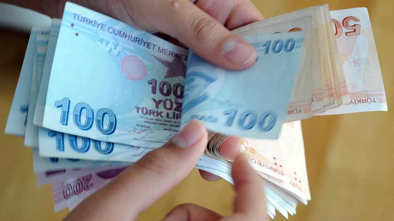 Faiz kararı sonrası bankalar yeni oranlarını açıkladı! 100 bin lirasını bankaya koyana rekor getiri